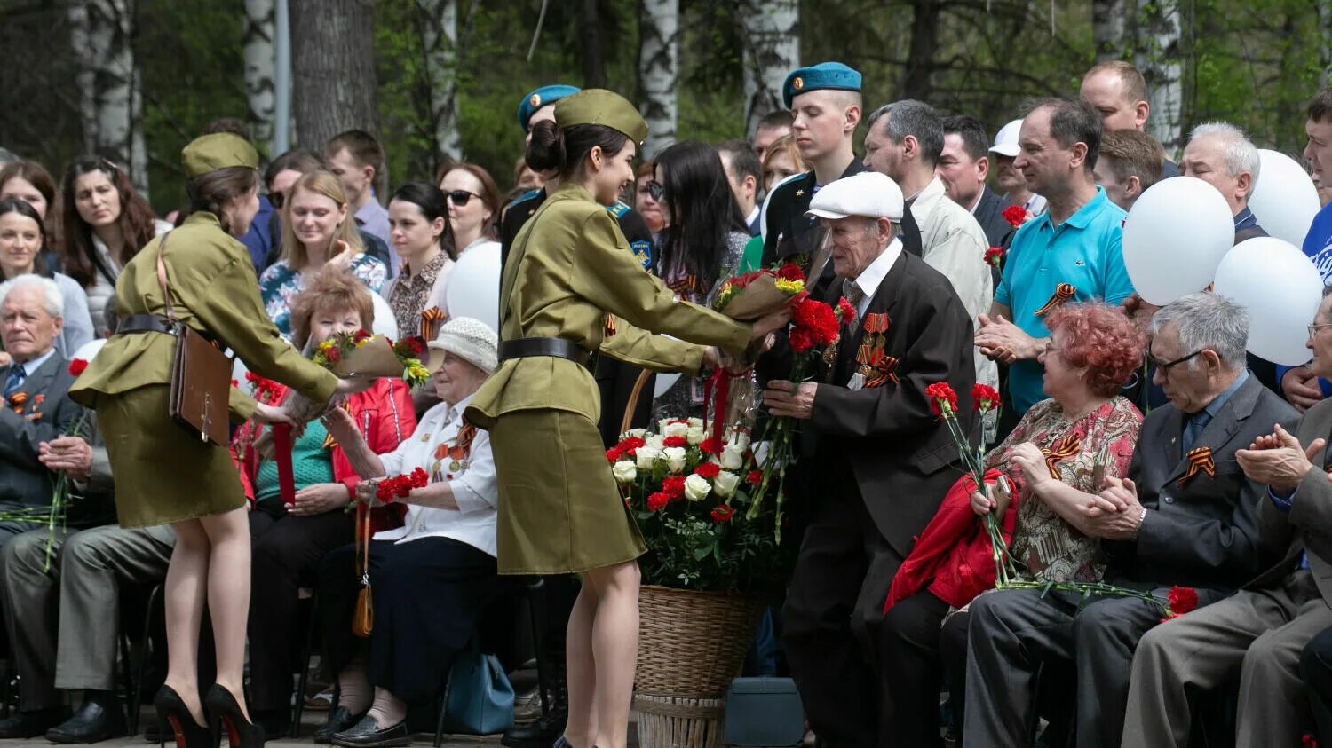 Будут ли праздники на 9 мая. С праздником 9 мая картинки. Ветераны с цветами. Будут ли праздники на 9 мая. Фото празднования 9 мая.