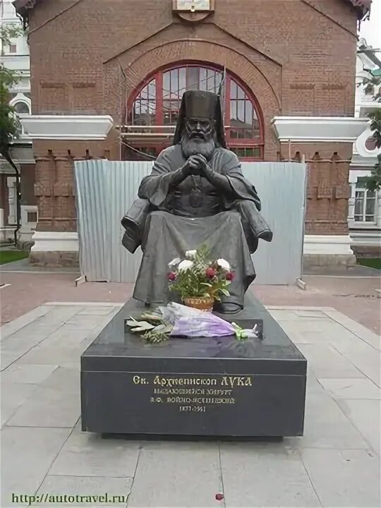 Красноярск Архиерейский дом Лука, архиепископ Крымский Памятник Фотография