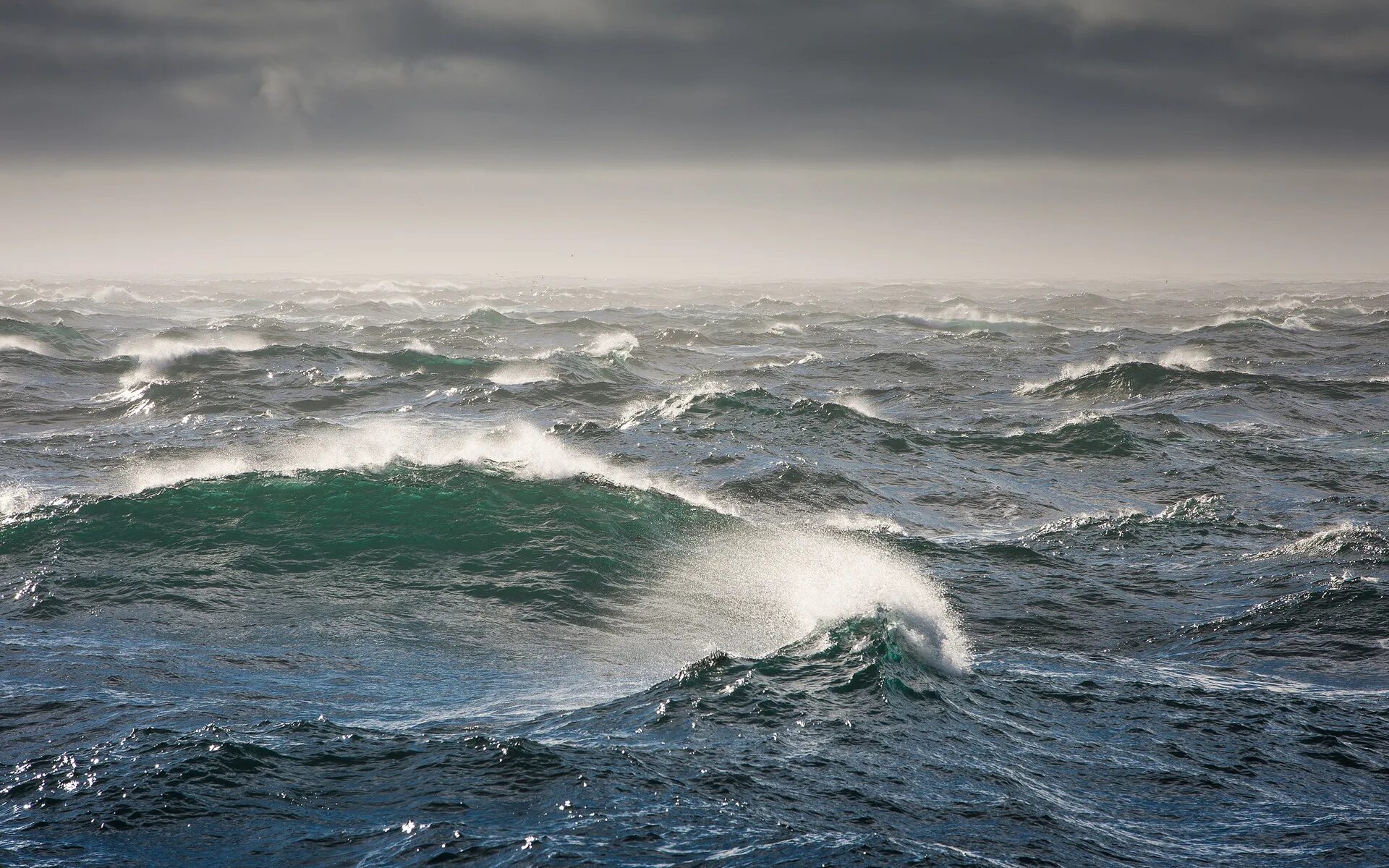 Океан можно отнести к. Берингово море шторм. Бискайский залив волны убийцы. Ледовитый океан шторм. Шторм волны в Берингово море.