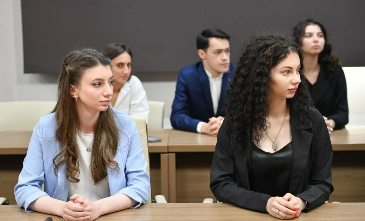 Учитель наказывает. Студент призывает горячую девушку. Студентка по вызову» (2010, франция). Студенты в греческом университете. Студент улыбка.