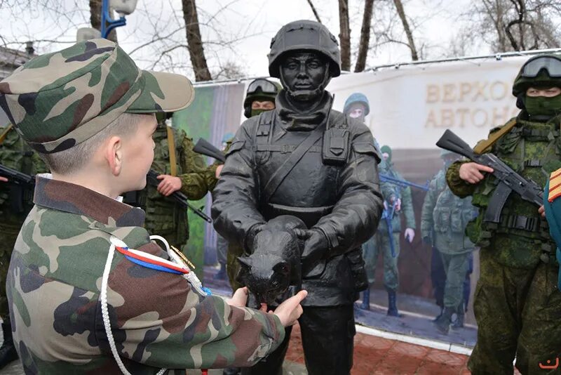 Памятник вежливым людям в Белогорске Амурской области. Памятник вежливым людям Симферополь. Солдат с котом в Крыму памятник. Белогорск Амурская область памятнику солдату.