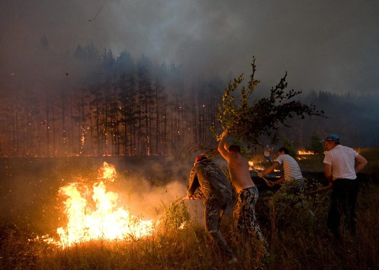 Россия 2010 год Лесной пожар. Лесной пожар 2010 года июль-август Россия. Жара и пожары в России 2010. Пожары в России летом 2010 года. Российский сгореть