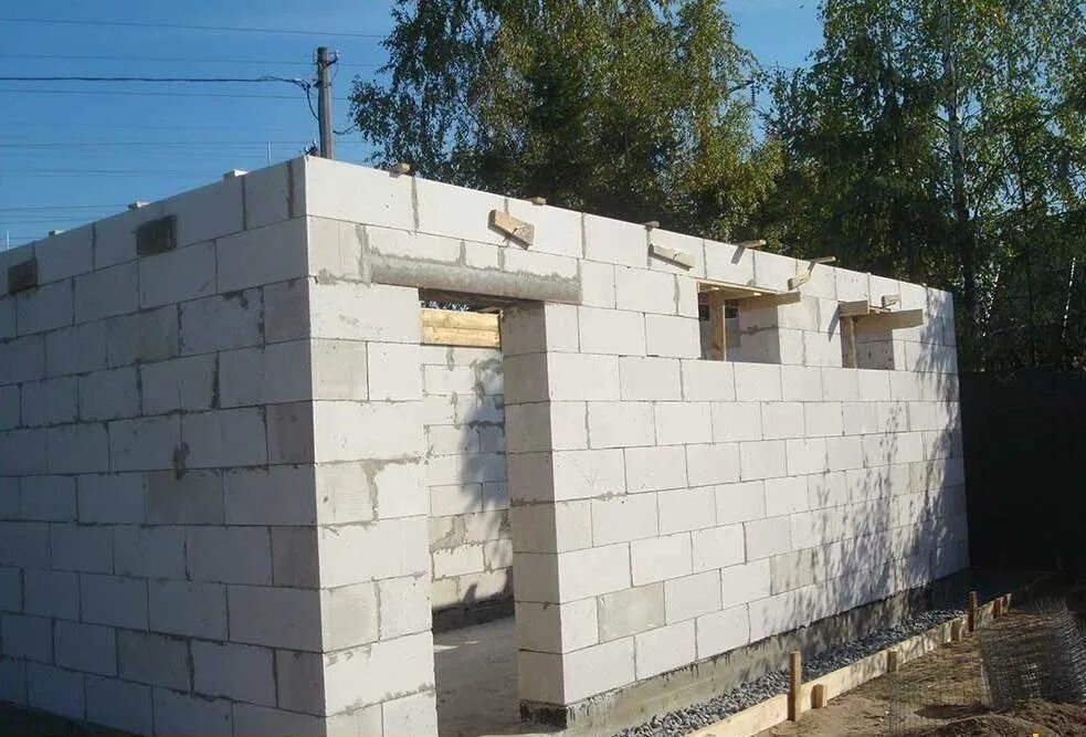 Гараж из блоков. Гараж из газобетонных блоков. Стройка гаража из пеноблоков. Односкатная крыша для гаража из пеноблоков. Гараж из газобетонных блоков.