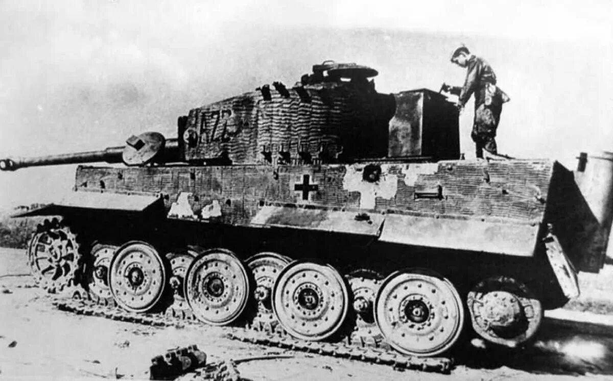 22 немецких танков. Тигр танк 1941. Циммерит на танке тигр 1. Подбитый немецкий танк тигр. Подбитый танк пантера.