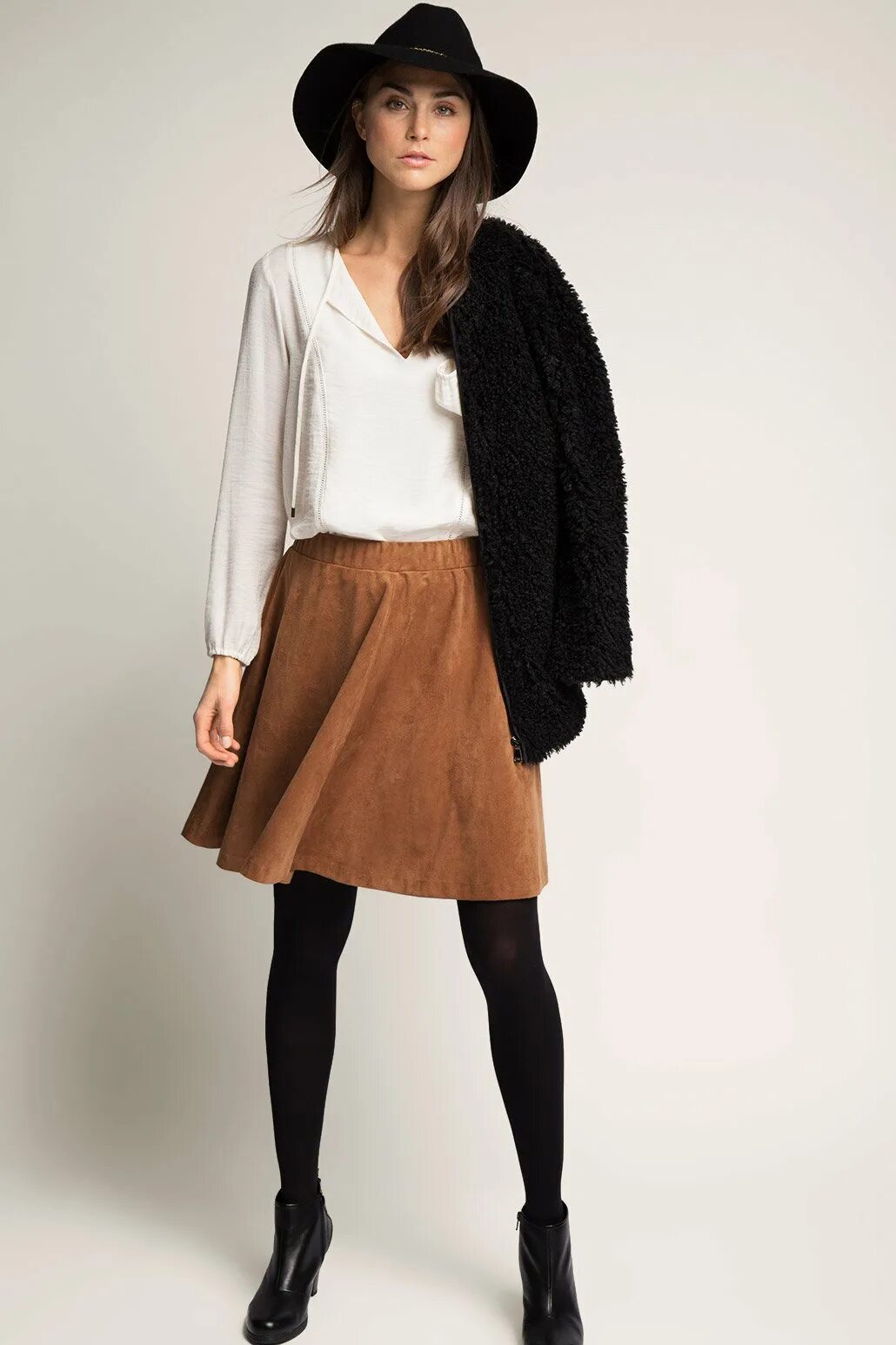 Что одеть с коричневой юбкой. Коричневая кожаная юбка. Осенние комплекты с юбкой. Осенний look в винтажном стиле. Коричневая юбка.