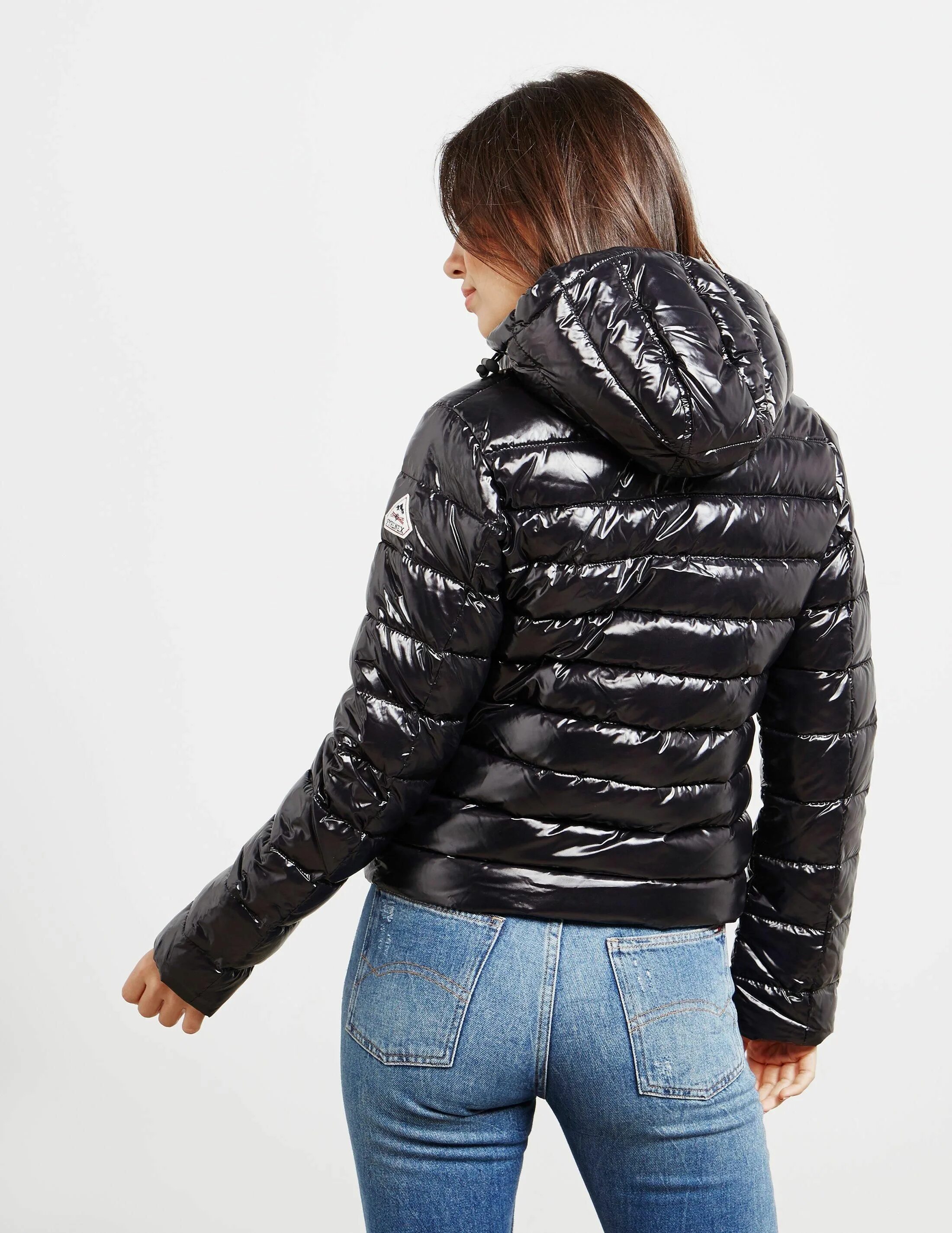 Куртка из блестящего нейлона. Блестящая куртка женская. Куртка из лаковой кожи. Блестящая кожаная куртка. Нейлон куртка женская.