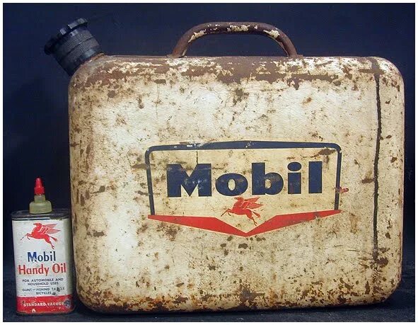 Масло первым получать. Mobil Oil компания. Mobil 1 Oil logo. Реклама масла мобил. Канистра мобил 1 рекламный баннер.