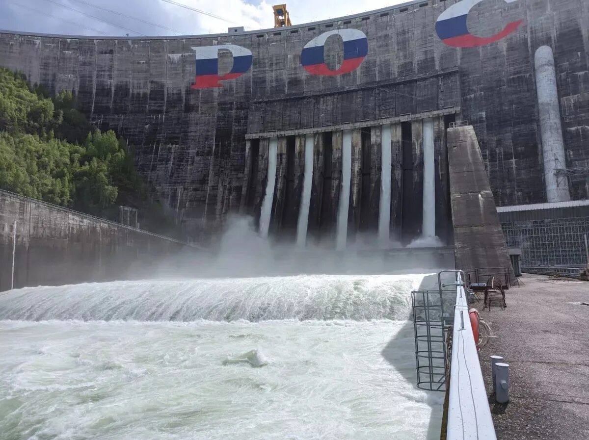 Сброс на шушенской гэс. Береговой водосброс саяно-шушенской гэс. Саяно-шушенская гэс водосброс. Эксплуатационный водосброс саяно-шушенской гэс. Береговой водосброс саяно-шушенской гэс.