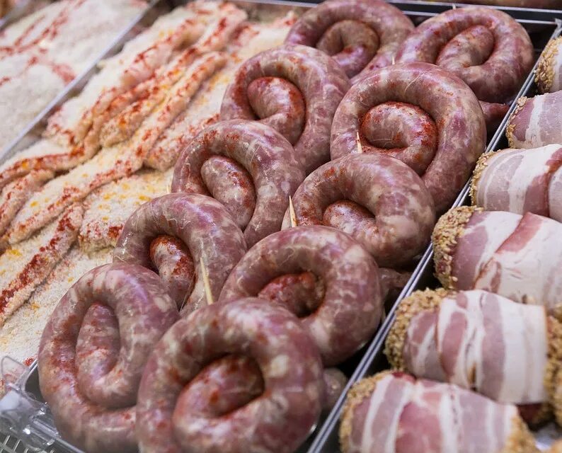Ассортимент полуфабрикатов. Мясные полуфабрикаты. местные полуфабрикаты. мясные полуфабрикаты ассортимент. витрина с полуфабрикатами.