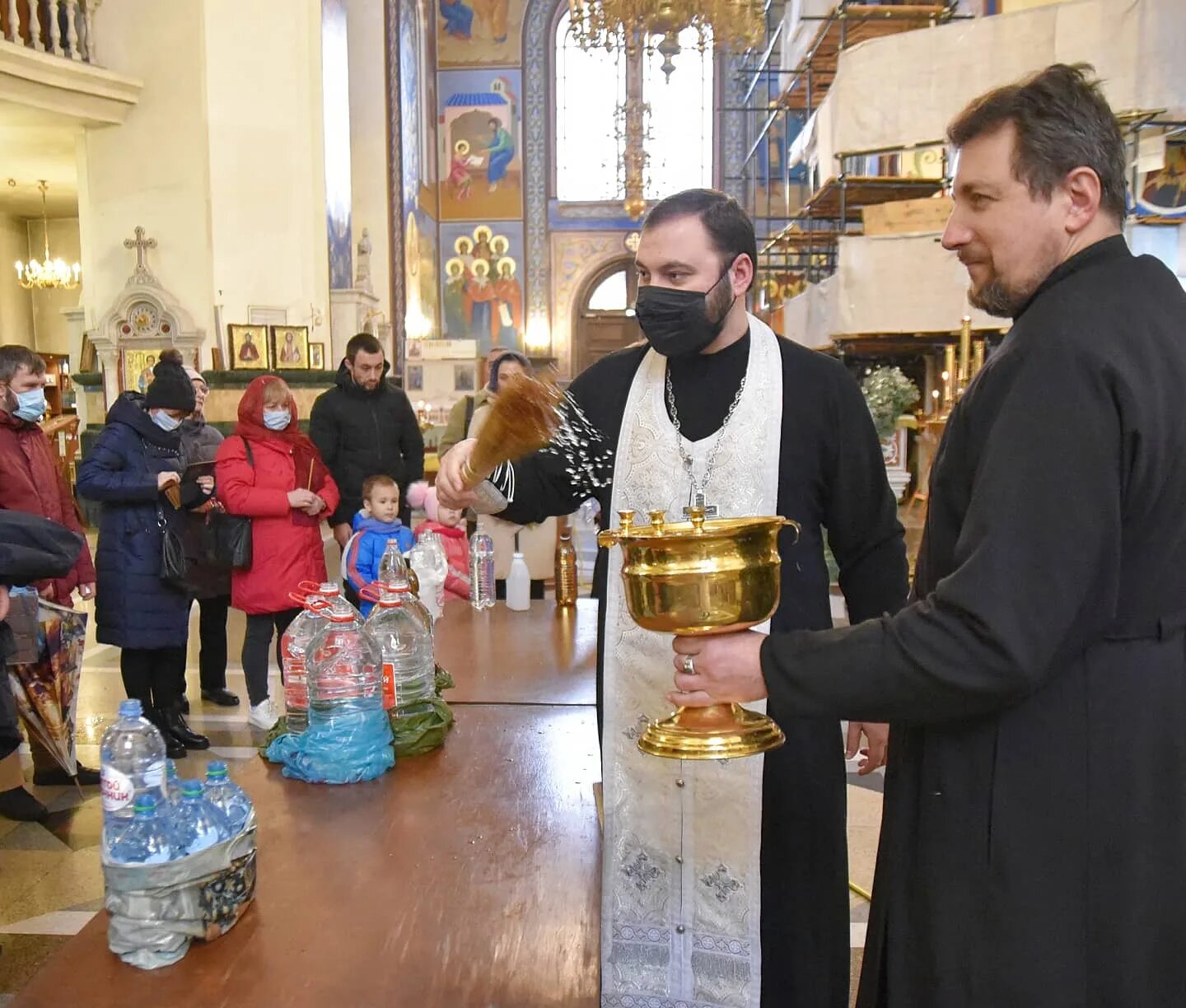 Чин освящения воды. Освящение дома. Освящение Святой водой дома. Чин освящения воды на крещение. Как освятить водой квартиру самостоятельно