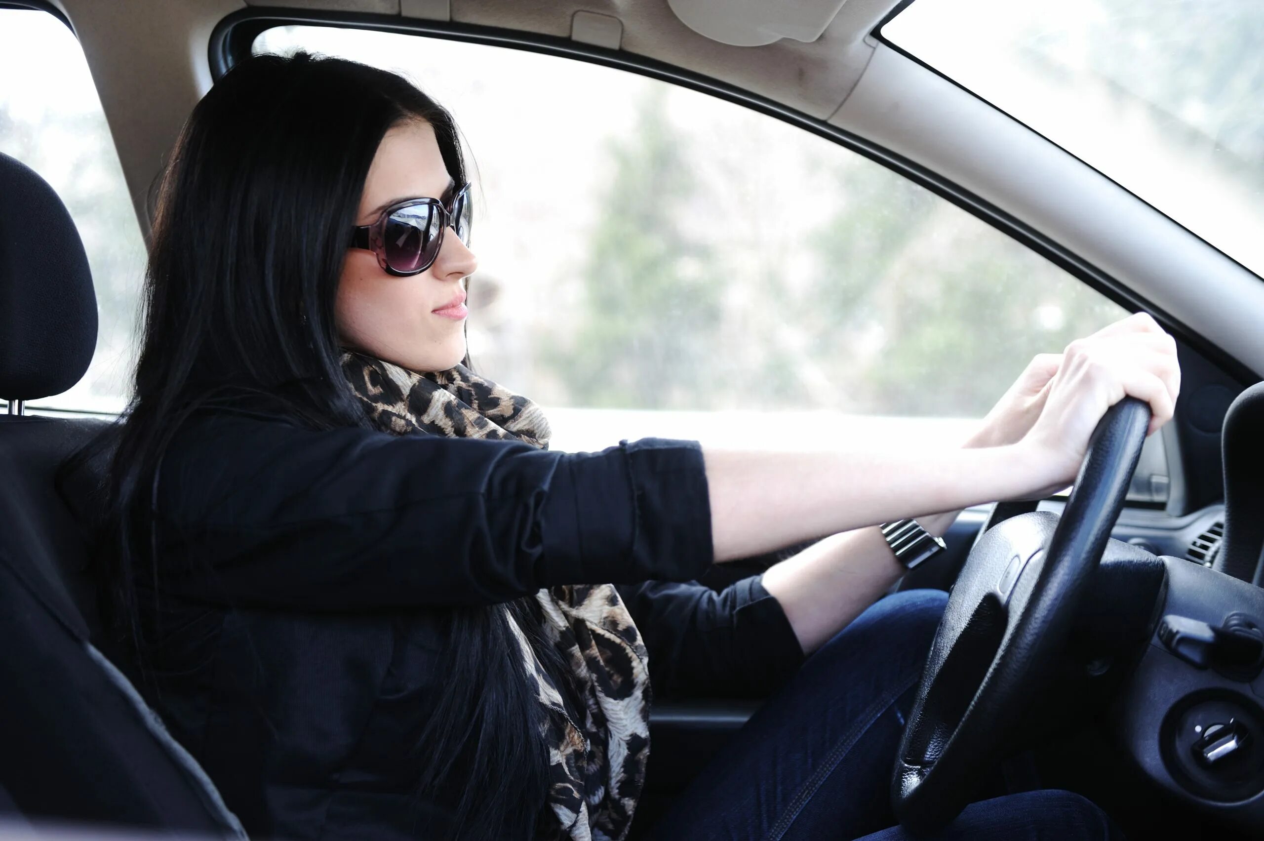 Девушка в авто в очках. Девушка водит машину. Девушка в солнцезащитных очках в машине. Девушка в очках сидит в машине. Сижу в машине песня