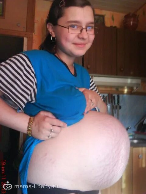 Круглый живот у девушки. Женский живот с дирком. Округлый живот. Круглый животик. Круглый живот у девушки.