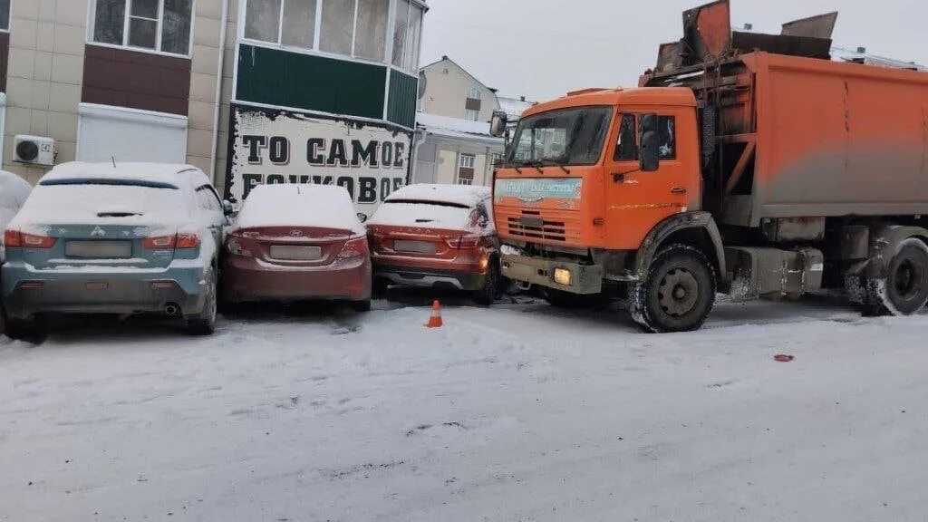 Камаз горно алтайск. Арестованные Грузовики. Снегоуборочный КАМАЗ. КАМАЗ 336.