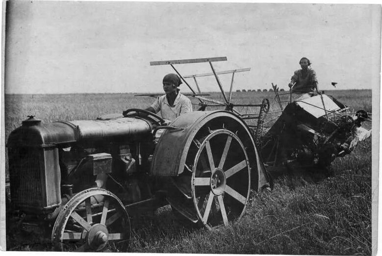 Первая трактористка. Трактористка. Германские трактористки. Трактор Фордзон 1918 система подачи горючего.