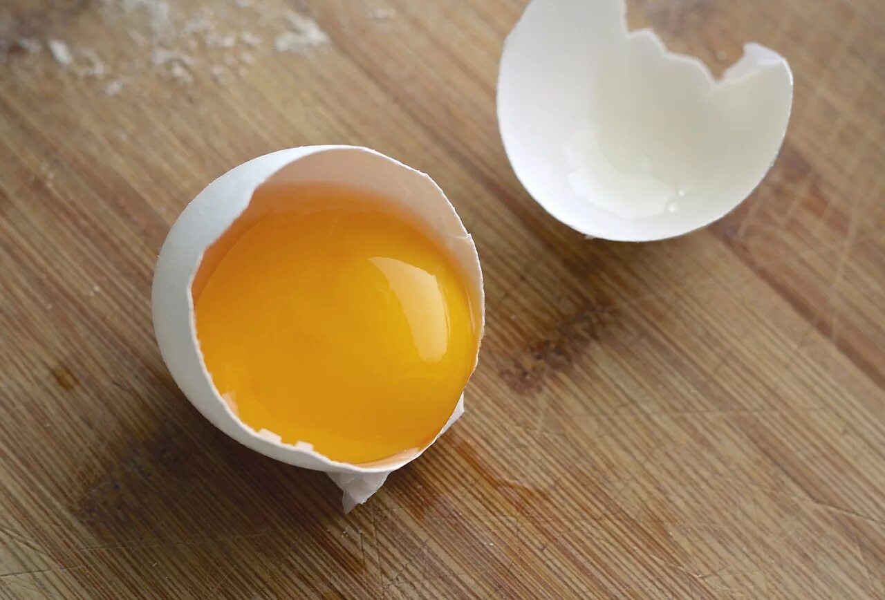 Яичный желток. Разбитое яйцо. Куриный желток. Разбитые яйца.