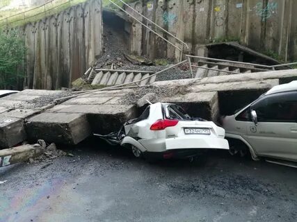 Упала подпорная стена