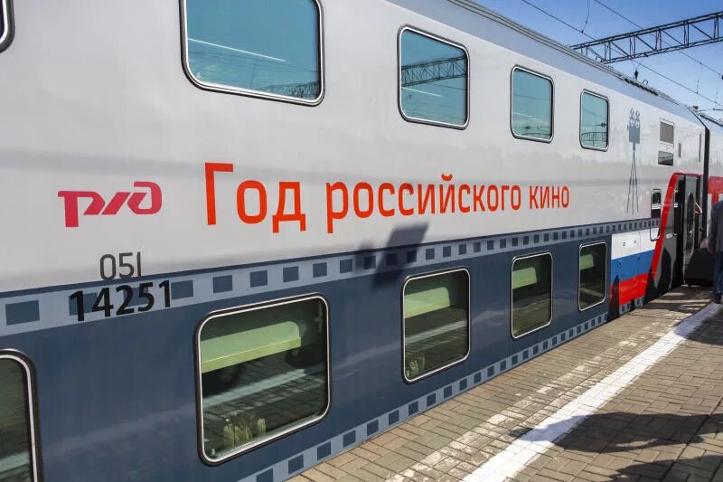Поезд 104в двухэтажный. Поезд 104в двухэтажный св. Поезд 104 Москва Адлер. 104в Адлер Москва двухэтажный.