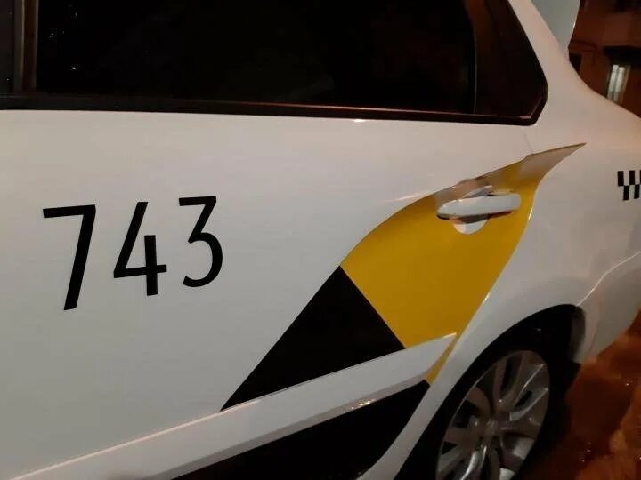 Оклейки таксопарки. Магнитное брендирование авто. Магнитные наклейки яндекс такси. Магнитные наклейки яндекс такси. Магнитное брендирование.