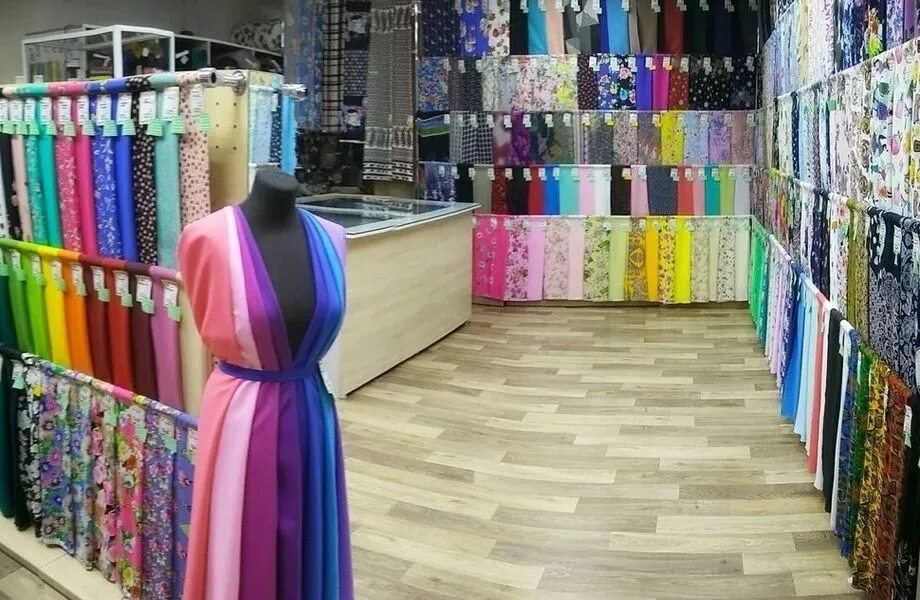 Витрина для тканей. Оборудование для магазина тканей. Магазины где продают ткани. Магазин тканей. Текстиль магазин тканей.