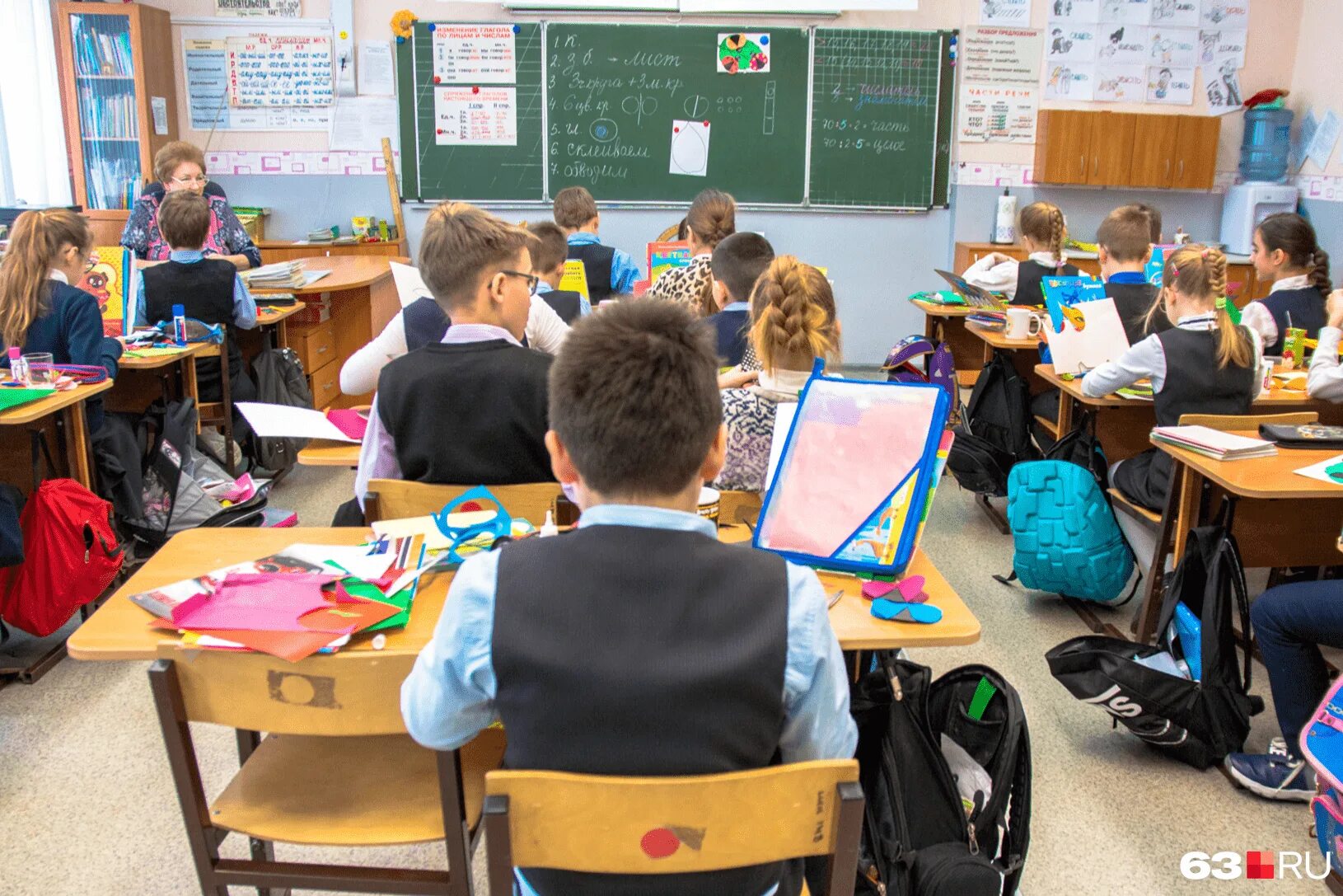 Фотосъемка в школе. Школьники за партой. Школьники начальных классов. Несколько классов школы собрали. Несколько классов школы собрали.