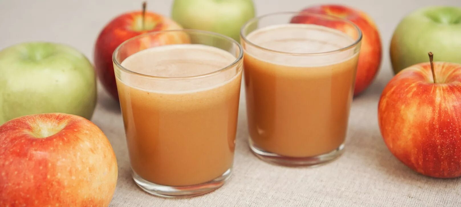 Яблоко сок польза. Натуральный яблочный сок. Свежевыжатый яблочный сок. Свежевыжатый сок из яблок. Натуральный сок яблоко.