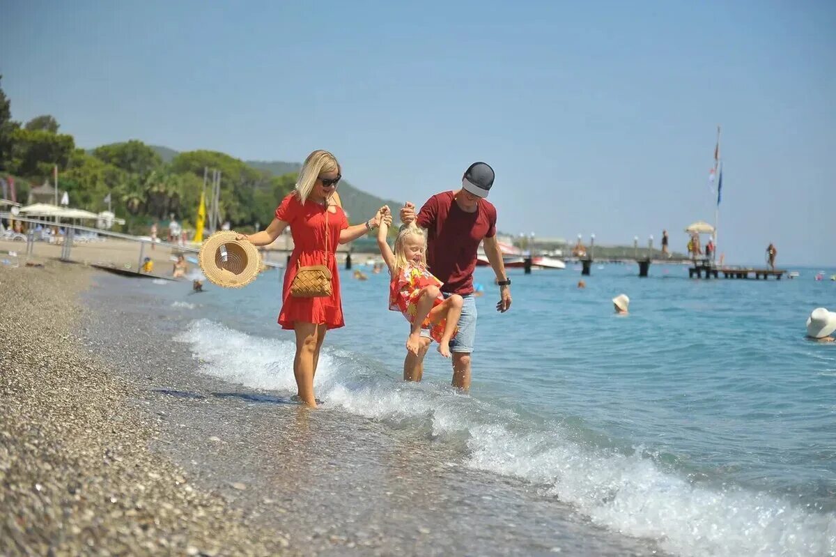 Самый жаркий город в турции. Эмиграция в турцию. Турция жара. Яркая девушка. Солнечные ванны.