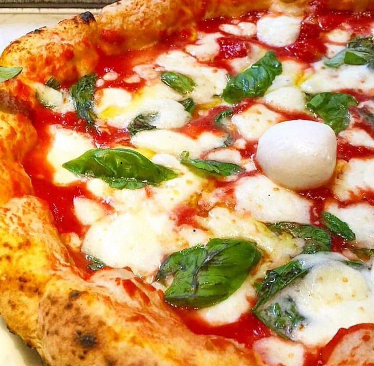Пицца Неаполь Рим. Пышное тесто для пиццы. Пышная пицца. Неаполитанская пицца.