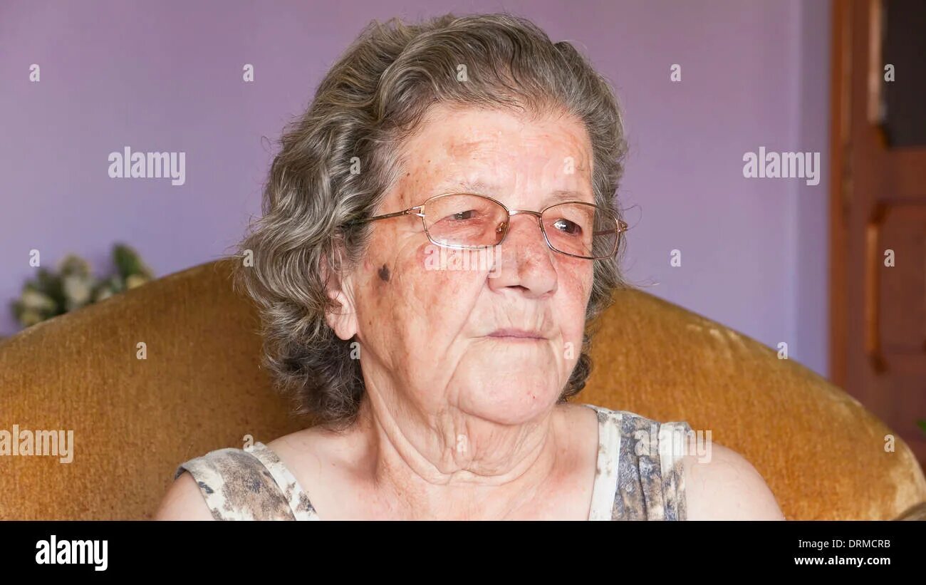 Домашняя пожилых на камеру. Очень Старая женщина. Бабушка с камерой. Бабушка англичанка. Старые женщины веб камер.