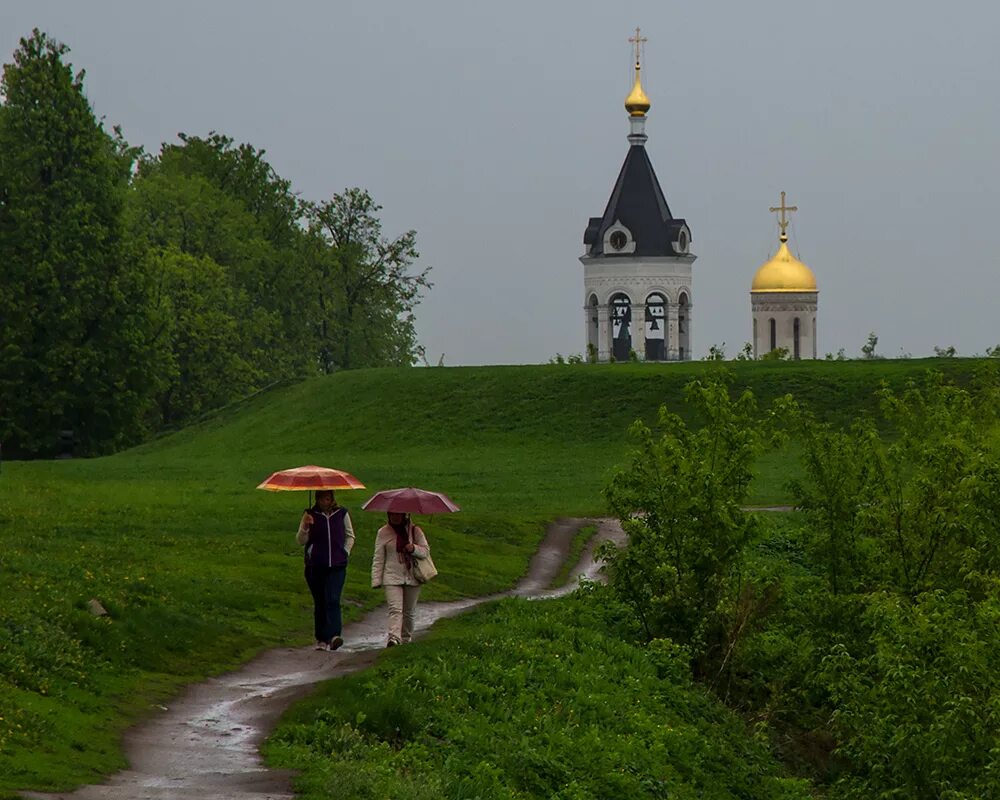 Дорога к храму. Тропинка к храму. Церковь с тропой. Храм у дороги. К храму вела