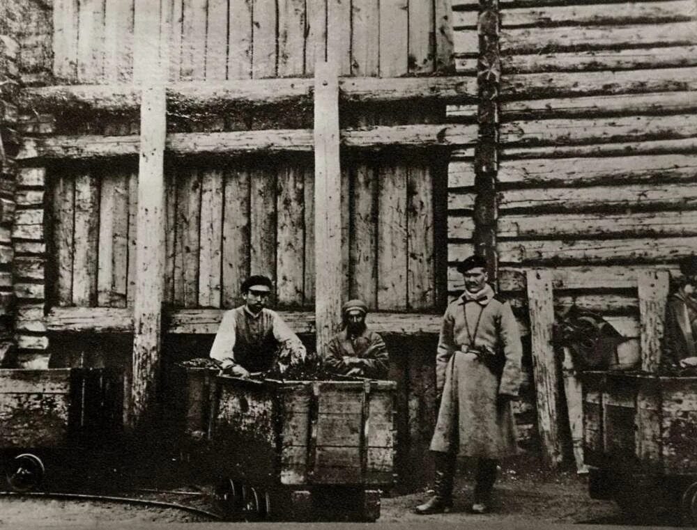 На данной фотографии изображен. Сахалин каторга Чехов. Чехов на Сахалине с каторжниками. Антон Чехов на Сахалине. Остров Сахалин каторга заключенные.