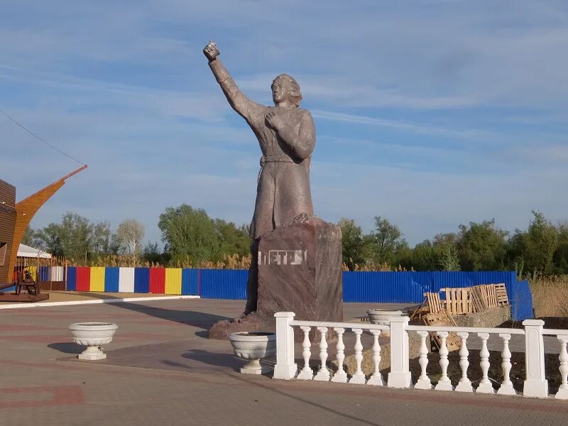 Памятник Шолохову в Богучаре. Памятник вороне в Богучаре. Богучар горы. Знаменитости из Богучара. Погода богучар 10 дней воронежская область