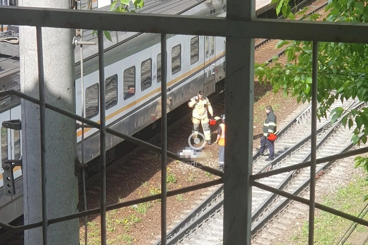 Расписание электричек кубинка. Пригородные электрички. Места для инвалидов в автобусе табличка. Станция кубинка 1. Эп20 001.