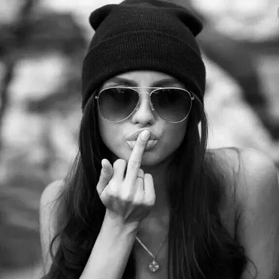 hipster girl Tumblr. Her ying yang nails are soo nice. Hipster girls, Pretty gir