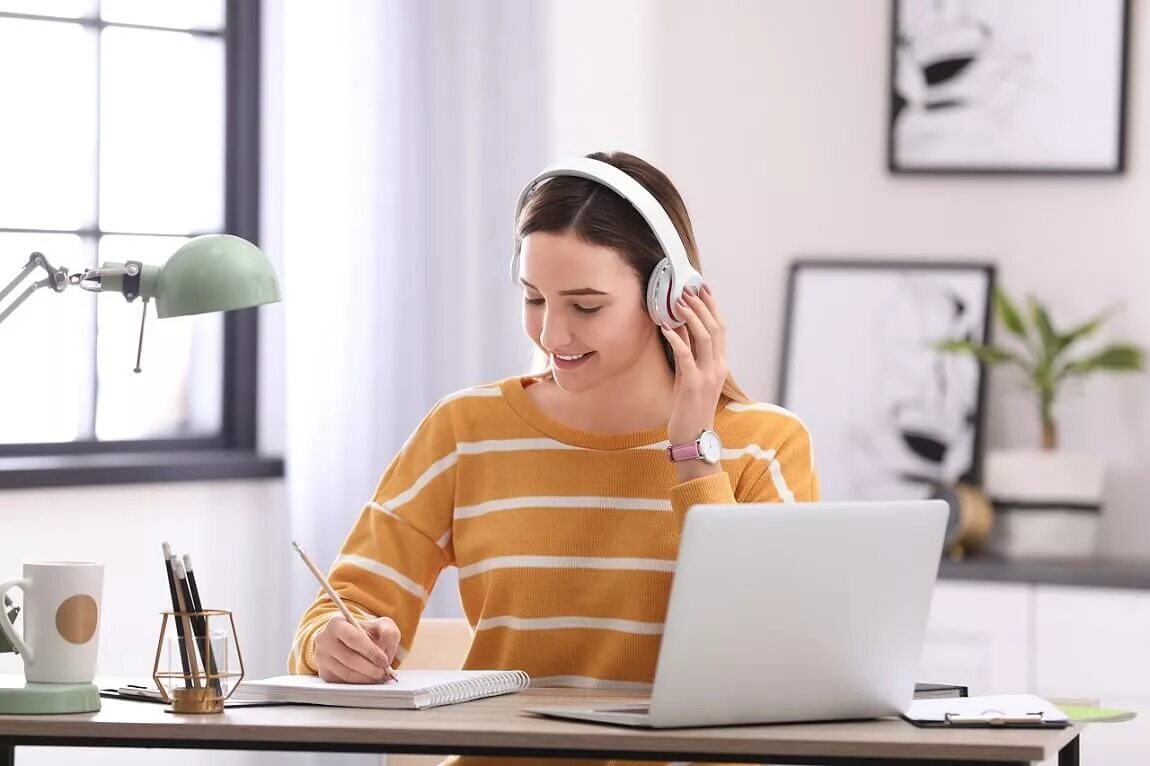 I was doing my homework when. Music while doing homework. делать домашнее задание и слушать музыку. кореянка слушает музыку и делает уроки. do homework with music.