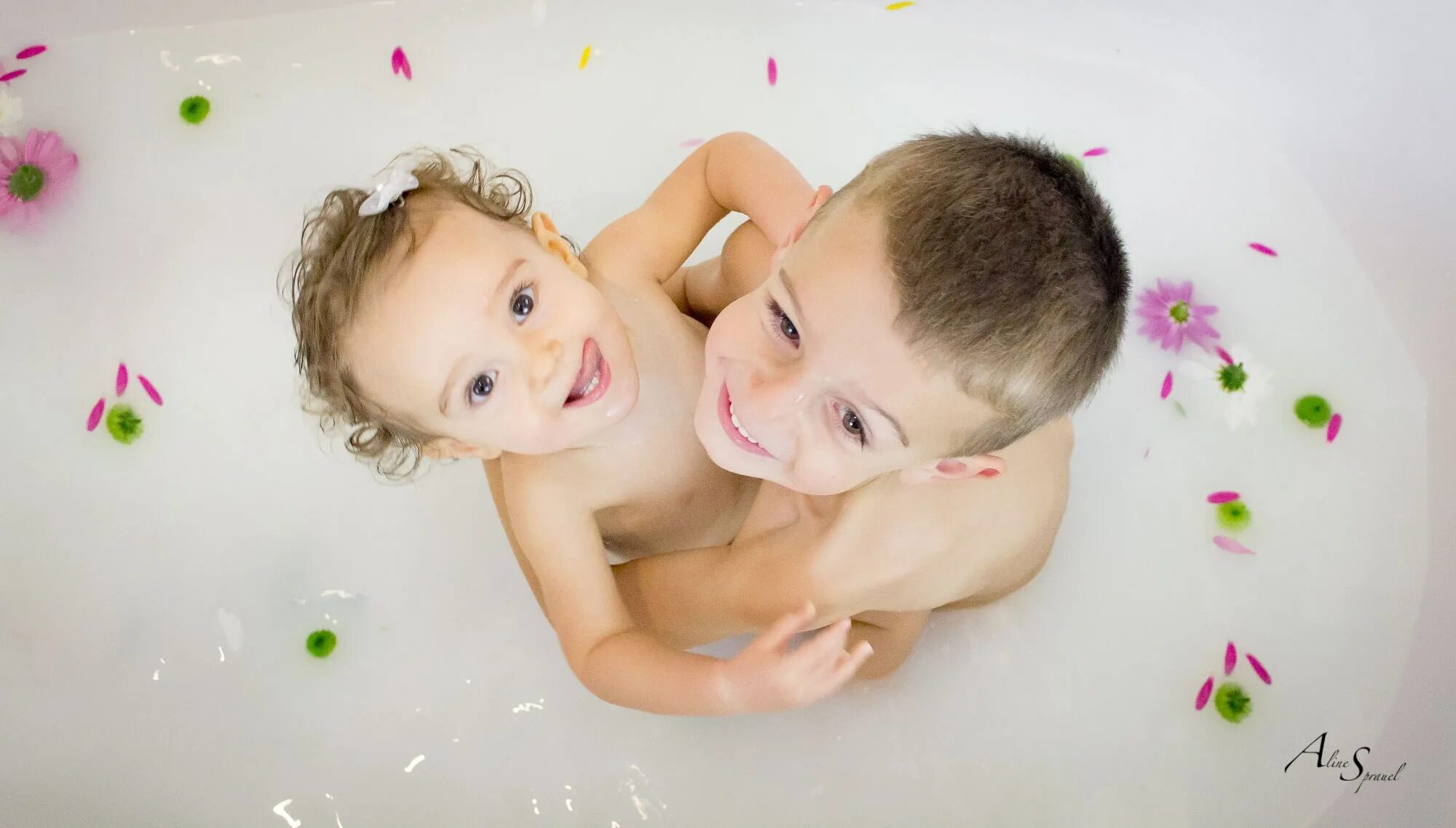 Sisters brothers shower. Мальчик девочка в ванную. Sisters brothers shower. Девочки сёстры купаются в ванной. Хлопчики bath.