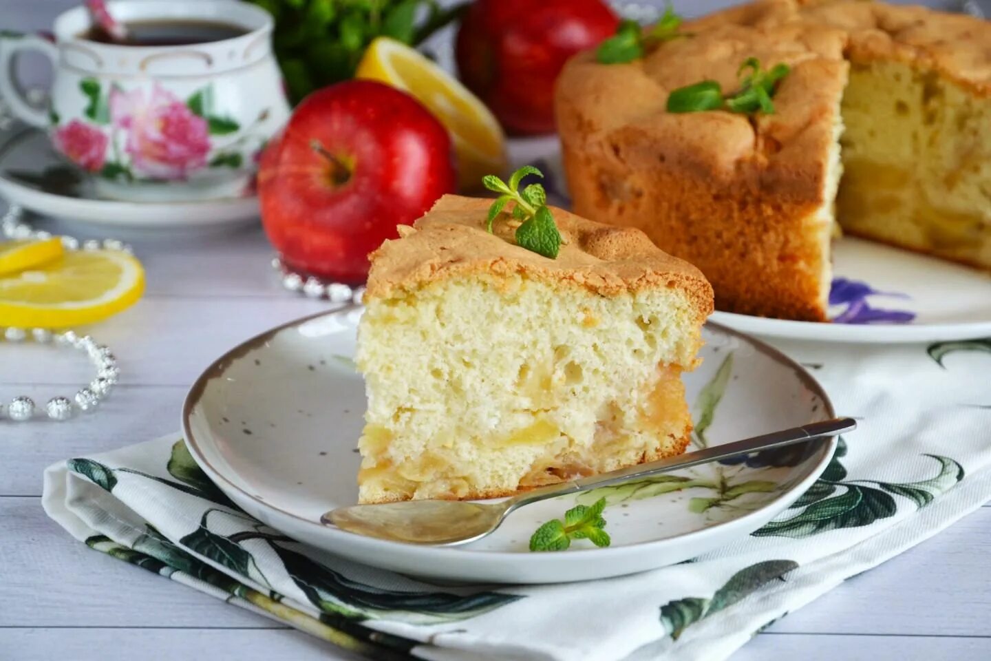 Шарлотка с яблоками рецепт пошагово. Шарлотка пышная с яблоками. Шарлотка пышная с яблоками в духовке. Шарлотка с яблоками и ананасами. Шарлотка порционная с яблоками.