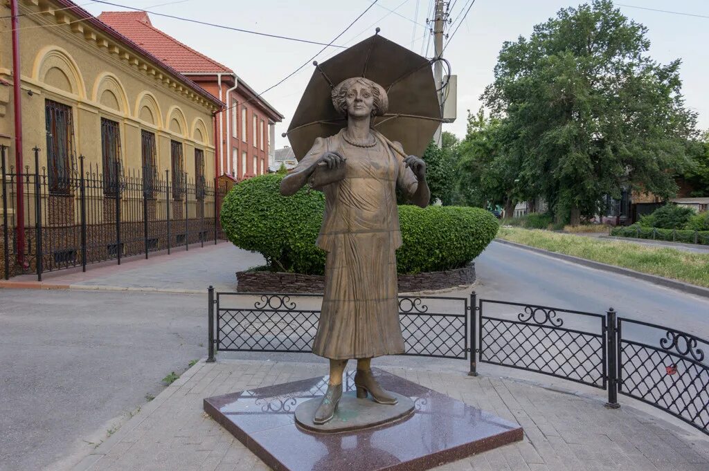 Памятник Фаине Раневской в Таганроге. Скульптура Фаины Раневской в Таганроге.