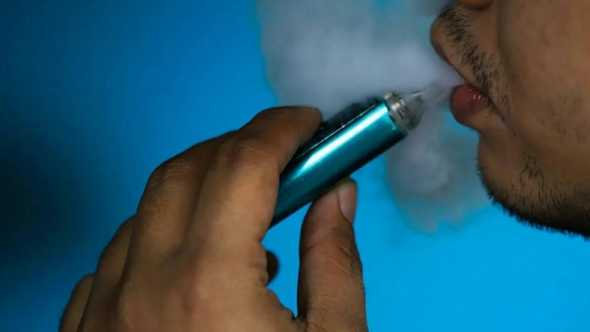 Горит вейп. Вейп дым. фейвор вейп. smoke вейп 225. красивый дым от вейпа радужный.
