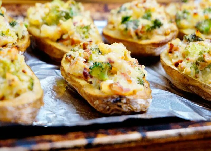 Аппетитный картофель с сочной начинкой, запеченный в духовке
