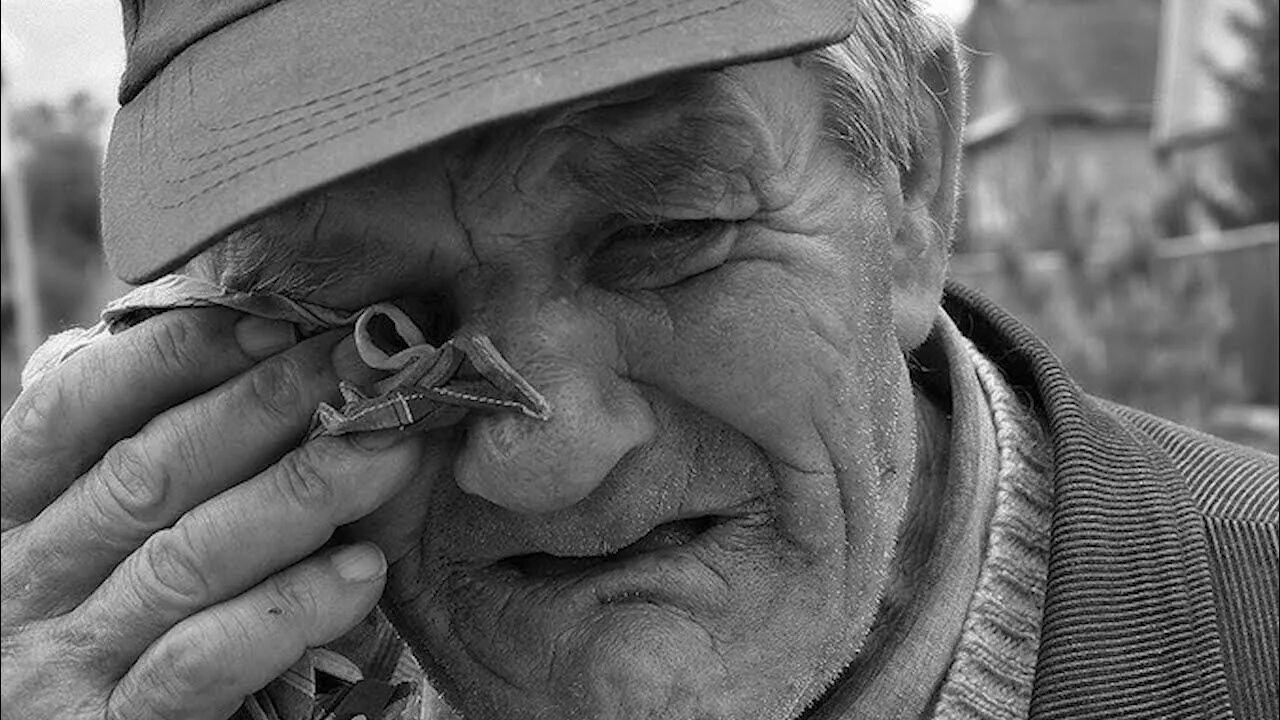 Грустный пенсионер. Дедушка плачет. Грустный дедушка. Грустный старик. Ненавижу бабушек и дедушек