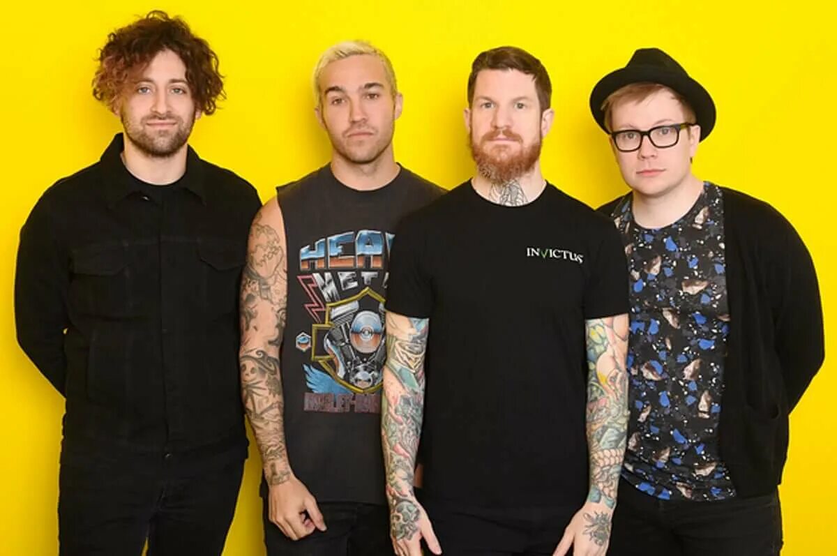 Fall out of line. Группа fall out boy. фоллаут бой группа. fall out boy 2025. fall out boy 2025.