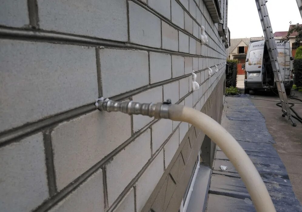 Запенивание между стен. Заполнение пустот в стенах. Заполнение межстеновых пустот майкоп. Заливка пенополиуретана в стены. Запенивание стен пеноизолом.