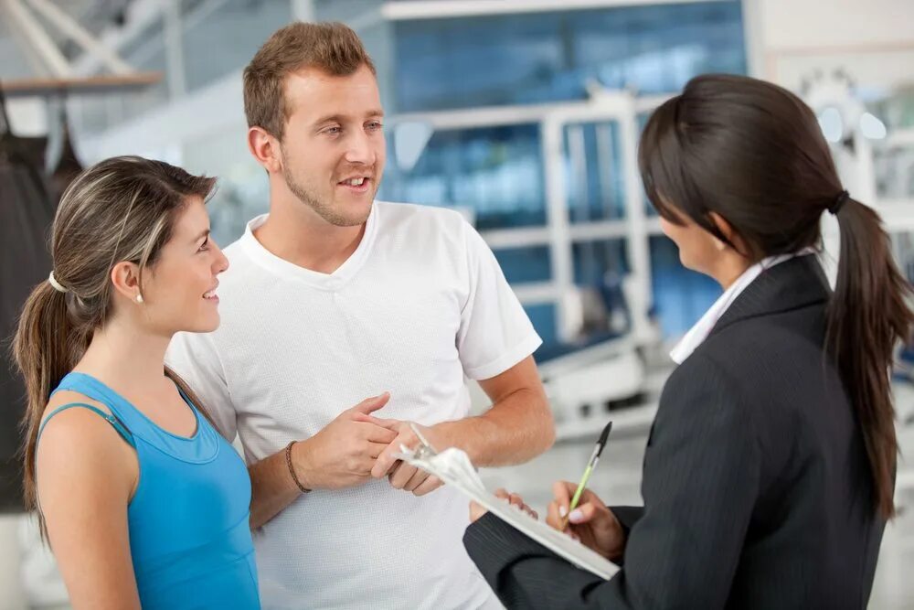 Работник в каске. Консалтинговые услуги для бизнеса. Менеджер склада. People cost. Богатый человек.