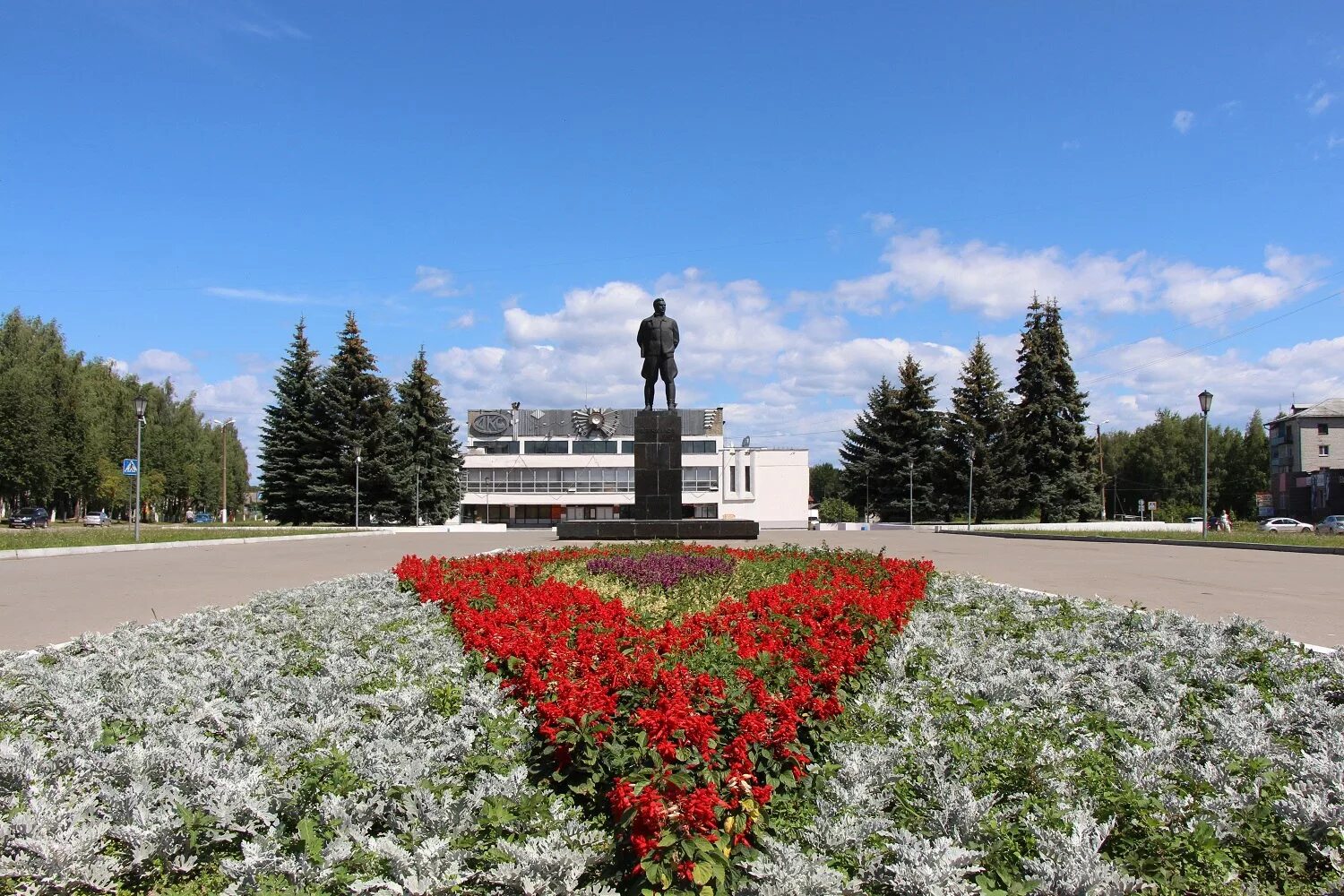 Чкаловск Нижегородская область. Площадь города Чкаловска Нижегородская область. Памятник Чкалову в Чкаловске Нижегородской области. Чкаловск площадь Чкалова. Чкаловский площадь