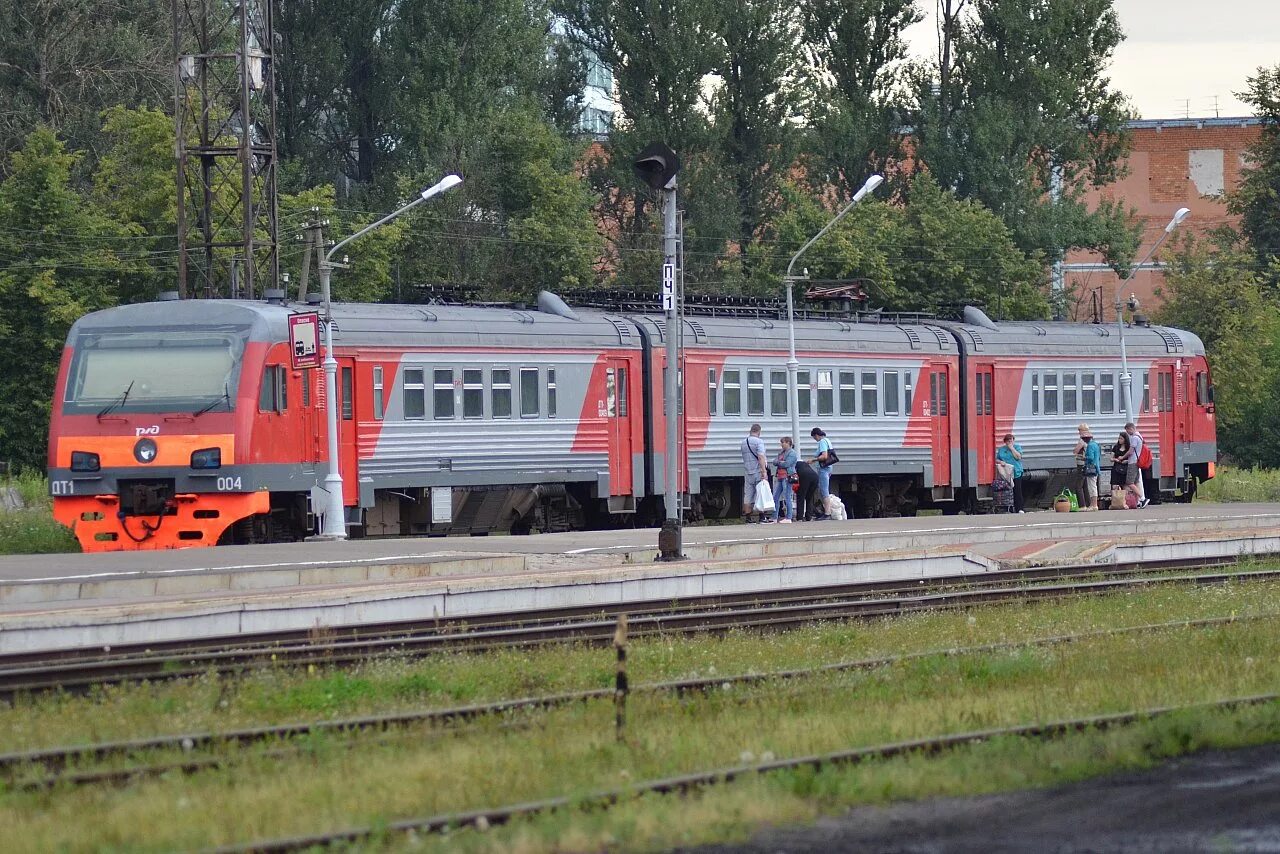Дт1-002. Поезд ивангород спб. Электричка спб. Ивангород жд станция. Электрички.