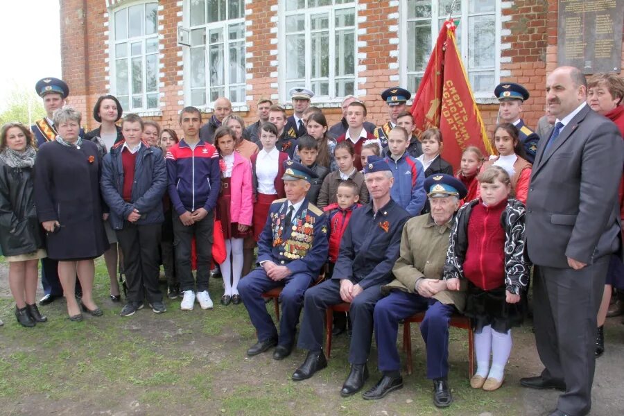 Погода п знаменском. Село Красниково Знаменского района Орловской области. Орловская обл Знаменский р-н школа. Нормандия Неман памятная доска. Знаменская школа Знаменского района Орловской области.