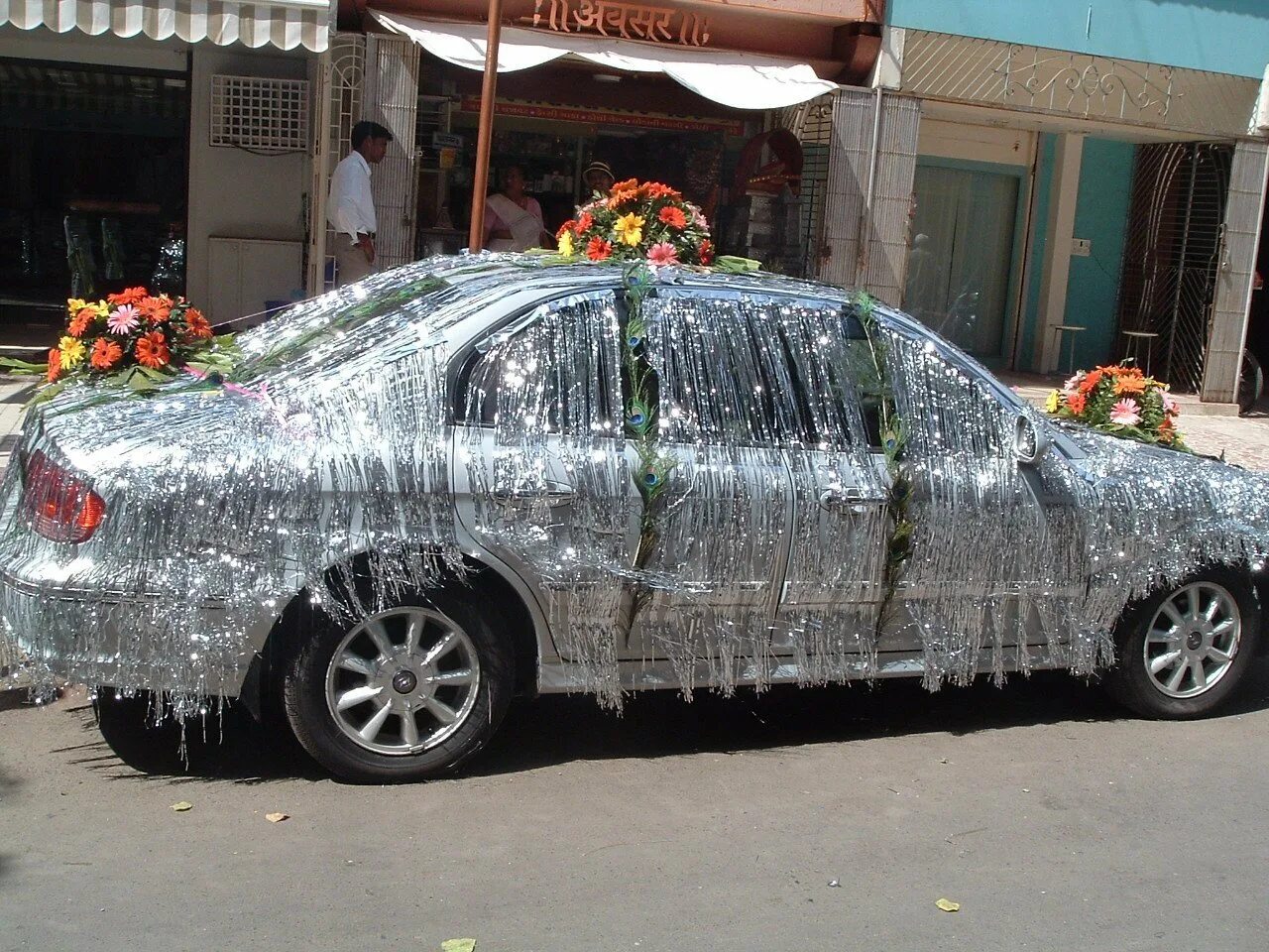 Украсим авто. Украшения на машину. Украсить машину. Украшение автомобиля на свадьбу. Необычное украшение свадебной машины.