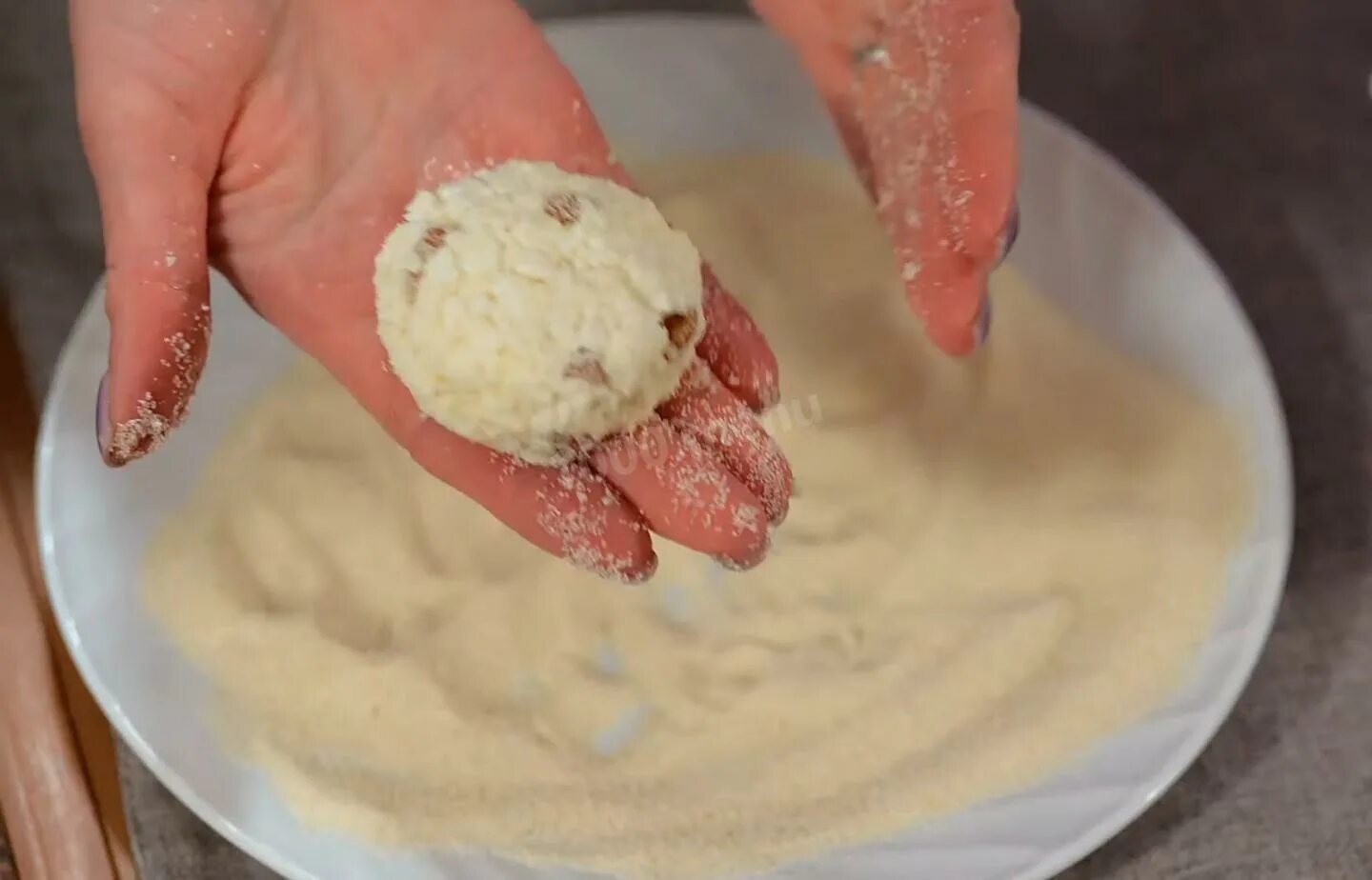 Обваливать ли сырники в муке. Сырники с манкой. сырники 500 гр творога с манкой. сырники без муки обваленные в манке. сырники из творога лучше с мукой или манкой.