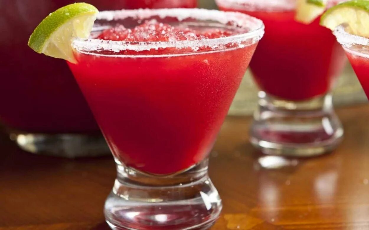 Алкогольный коктейль красного цвета. Коктейль ред. Red snapper cocktail. Красивый красный коктейль. Коктейль бриз.