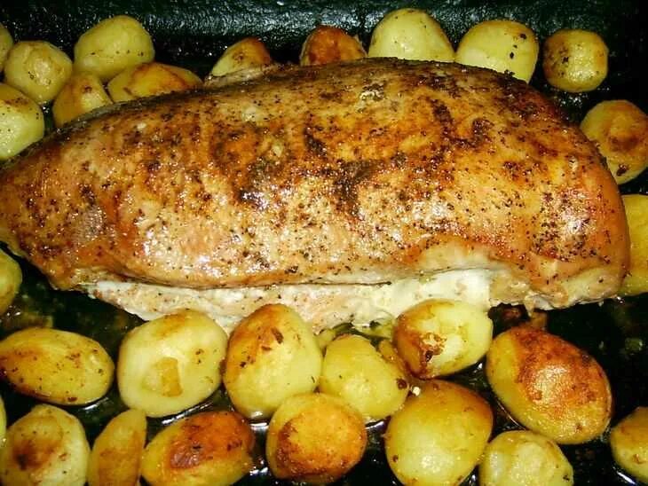 Рецепт индейку в духовке кусок. Мясо индейки с картошкой в духовке. филе индейки с картошкой в духовке. индейка запеченная с картошкой в духовке. индюшатина в духовке с картошкой.